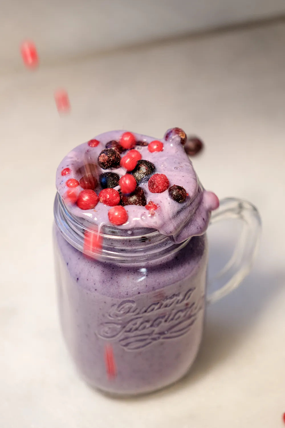 ZenZip-it Supershake in een glas met extra rood fruit en blauwe bessen – een kleurrijke, voedzame traktatie gedeeld via Instagram